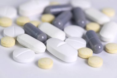 reçeteli ilaç, beyaz arka plan, seçici odak ve kopya alan taraf için bir miktar 