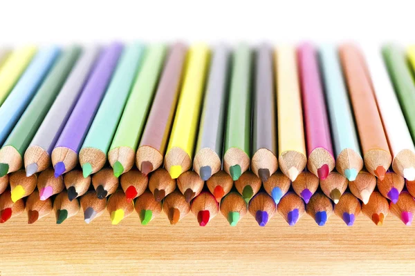 Rangée Crayons Couleur Sur Bois Tourné Pour Espace Copie Vibrant — Photo