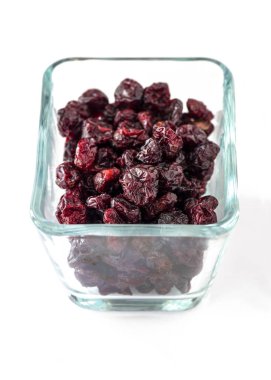 cam bir tabakta kurutulmuş kızılcık