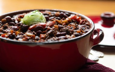 Büyük ve sağlıklı bir saksı sebzeli acılı et yemeği servis etmeye hazır. Seçici odak noktasında tarifler ve kopyalama alanı için çekim 