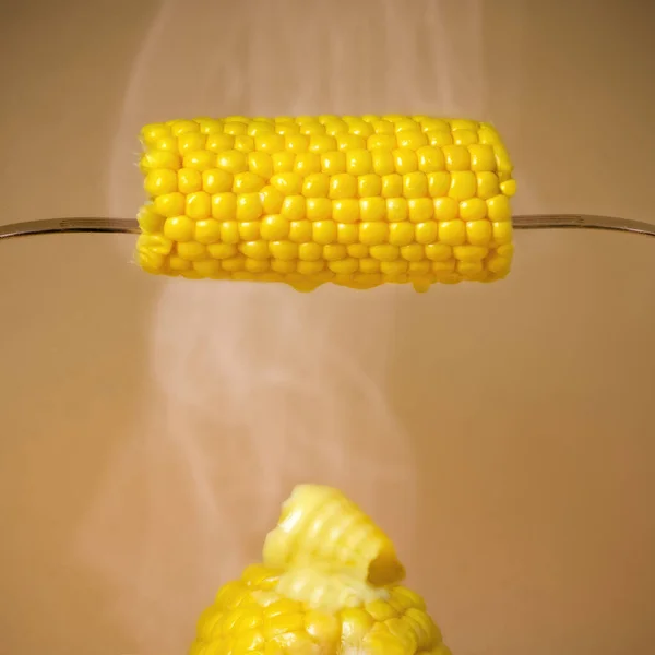 Квадратное Изображение Горячего Пара Сочной Кукурузы Початке Мясным Маслом Ровном — стоковое фото