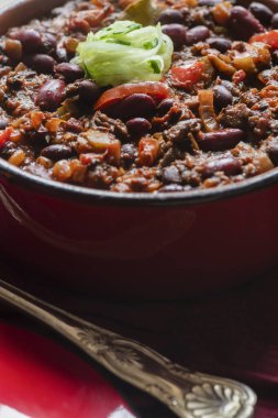 Büyük ve sağlıklı bir saksı sebzeli acılı et yemeği servis etmeye hazır. Seçici odak içindeki tarifler ve kopyalama alanı için dikey çekim