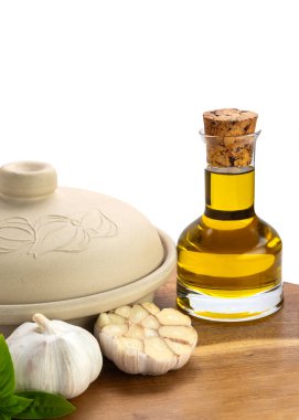 Taze sarımsak soğanları, cam şişede zeytinyağı ve ahşap bir yüzeyde doğal yemek ve Akdeniz mutfağını sembolize eden bir çömlek. ad kopyalama alanı için beyaz arkaplan