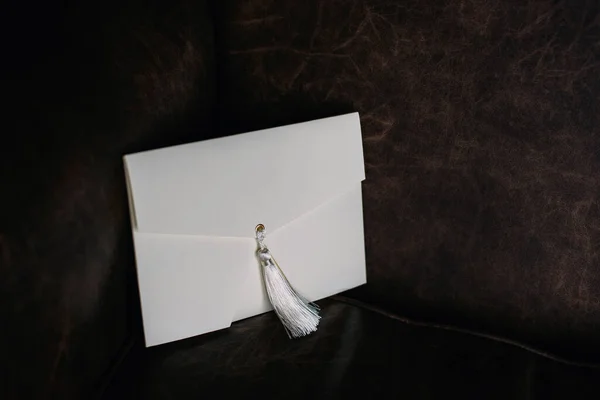 革の背景に手作りのギフト封筒 結婚式の招待状 スペースのコピー — ストック写真