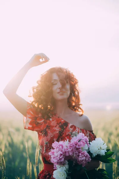 Menina Cabelos Vermelhos Vestido Vermelho Com Buquê Flores Peônias Campo — Fotografia de Stock