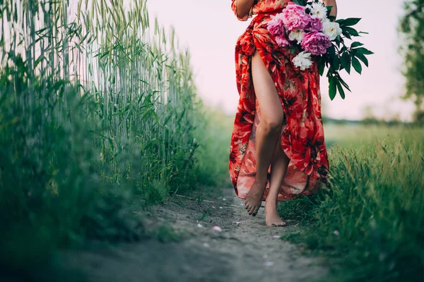 Flicka Röd Klänning Med Bukett Pioner Går Längs Stigen Barfota — Stockfoto