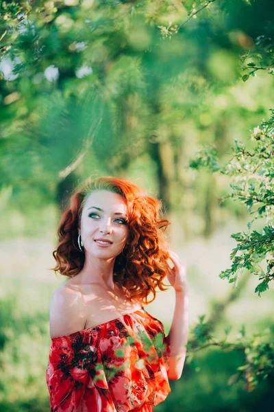 Bela Menina Ruiva Vestido Vermelho Entre Folhagem Verde Uma Árvore — Fotografia de Stock