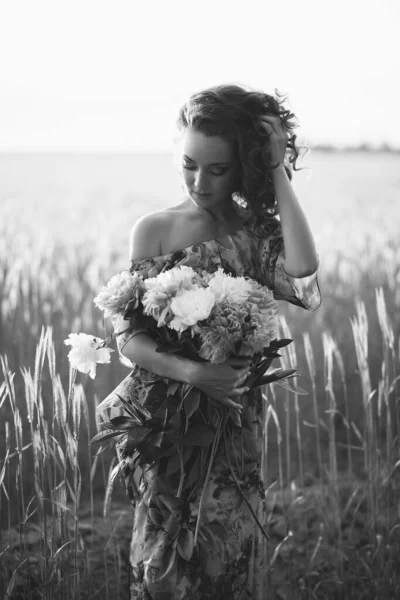 Mädchen Mit Einem Strauß Von Pfingstrosen Blumen Bei Sonnenuntergang Schwarz — Stockfoto