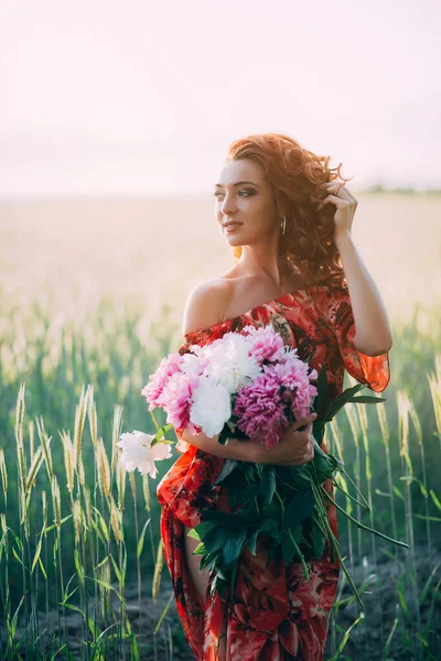 Menina Cabelos Vermelhos Vestido Vermelho Com Buquê Peônias Campo Flores — Fotografia de Stock