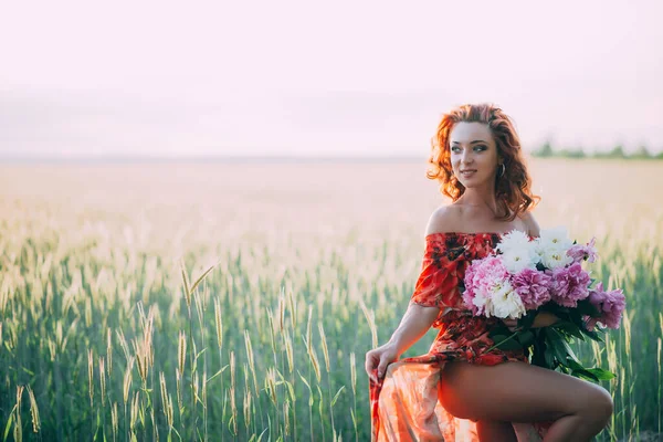 Menina Cabelos Vermelhos Vestido Vermelho Com Buquê Flores Peônias Dançando — Fotografia de Stock