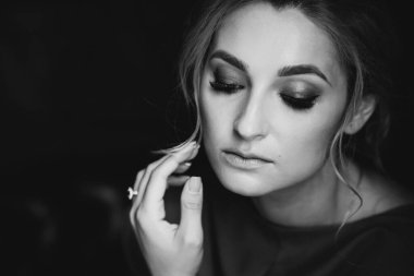 Kırmızı elbiseli güzel romantik bir bayanın yakın plan portresi. Yumuşak seçici odaklanma. Güzellik, moda.