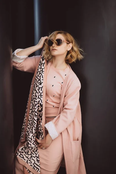 Moda Elegante Chica Rubia Con Estilo Ropa Rosa Gafas Sol —  Fotos de Stock