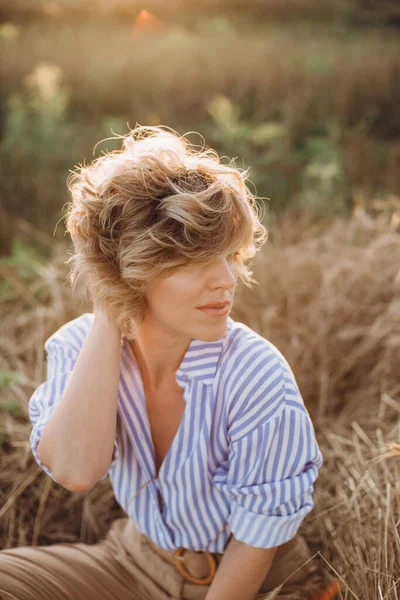 Free Beautiful Girl Curly Hair Field Wheat Sunset Soft Selective — Stock Photo, Image