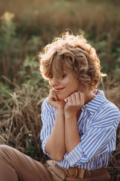 Free Beautiful Girl Curly Hair Coquettishly Smiles Field Wheat Sunset — Stock Photo, Image