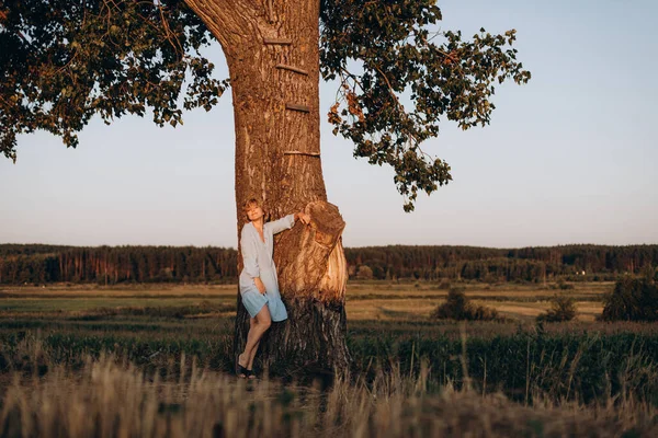 Krásná Dívka Zdarma Lehkých Letních Šatech Poli Blízkosti Velkého Stromu — Stock fotografie