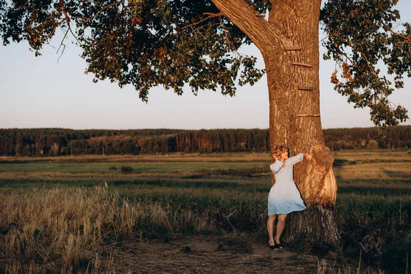 Hermosa Chica Libre Vestido Verano Ligero Campo Cerca Gran Árbol —  Fotos de Stock