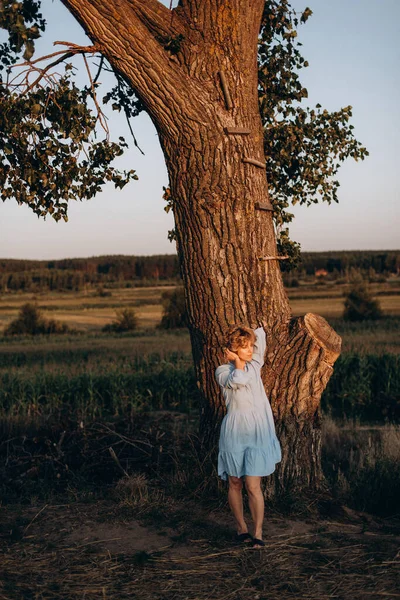 Krásná Dívka Zdarma Lehkých Letních Šatech Poli Blízkosti Velkého Stromu — Stock fotografie