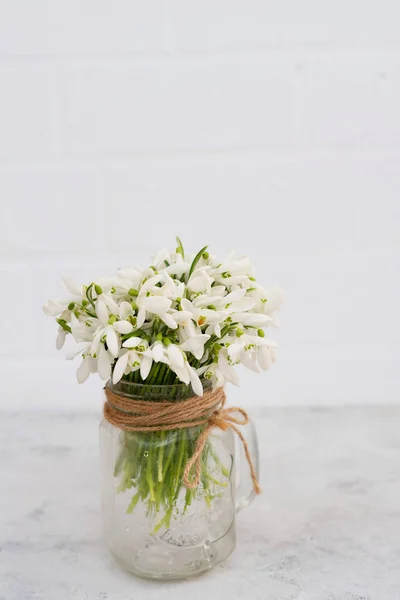 Buquê Flores Primavera Nevascas Vaso Vidro Uma Parede Tijolo Leve — Fotografia de Stock