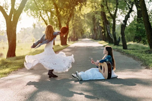 Dívka Venkovském Oblečení Dlouhých Šatech Tancuje Silnici Kytarou Při Západu — Stock fotografie