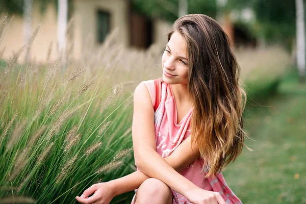 Portret Pięknej Młodej Dziewczyny Zielonej Trawie Letniej — Zdjęcie stockowe