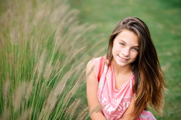 Portré Egy Gyönyörű Fiatal Lányról Zöld Nyári Fűben Puha Szelektív — Stock Fotó