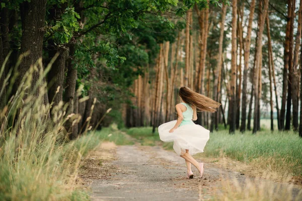 Uma Menina Com Cabelo Comprido Está Dançando Floresta Uma Saia — Fotografia de Stock