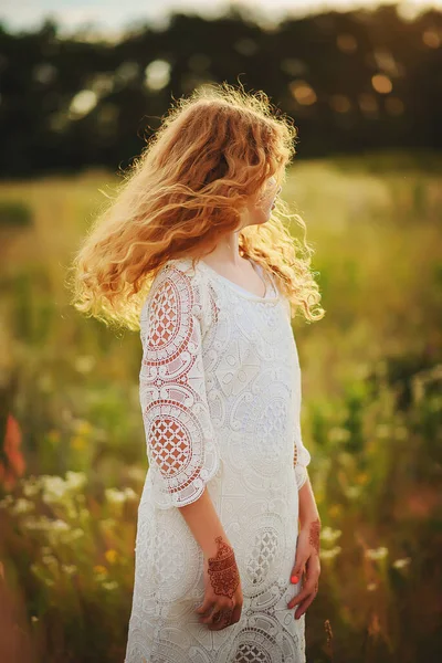 Kıvırcık Saçlı Boho Tarzı Elbiseli Elinde Mehendi Çizimleri Olan Bir — Stok fotoğraf