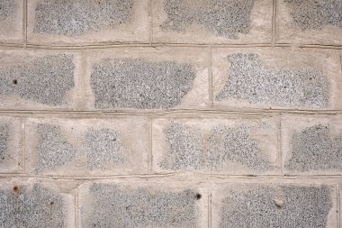 Bloklardan yapılmış eski gri beton bir duvarın dokusu. Bir ev inşa etmek. Yatay arkaplan.