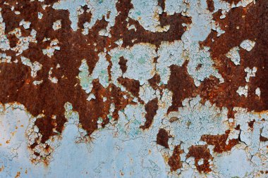 Çok renkli arka plan: paslı metal yüzeylere dökülüyor ve doku çatlama mavi boya ile