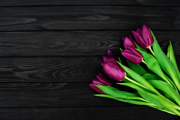 Bouquet Fiori Tulipano Viola Primaverile Uno Sfondo Legno Nero Piatto — Foto Stock