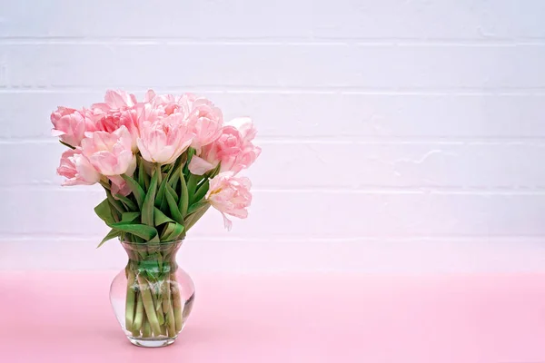 Buquê Flores Frescas Primavera Tulipas Rosa Vaso Uma Parede Tijolo — Fotografia de Stock