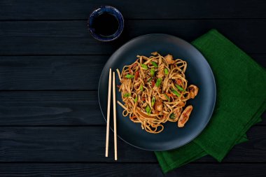 Tavuklu erişte ve ahşap kaplama teriyaki soslu Asya udonu. Çin ve Japon mutfağı. Boşluğu kopyala.