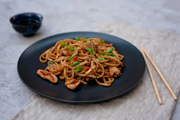 Asian Udon Noodles Chicken Vegetables Teriyaki Sauce Chopsticks Linen Napkin — Stock Photo, Image