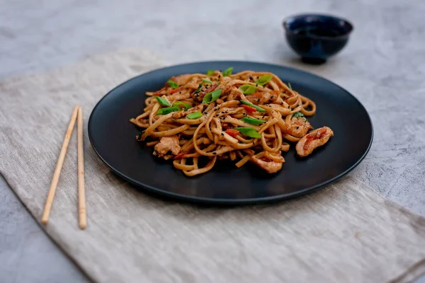 Asian Udon Noodles Chicken Vegetables Teriyaki Sauce Chopsticks Linen Napkin — Stock Photo, Image