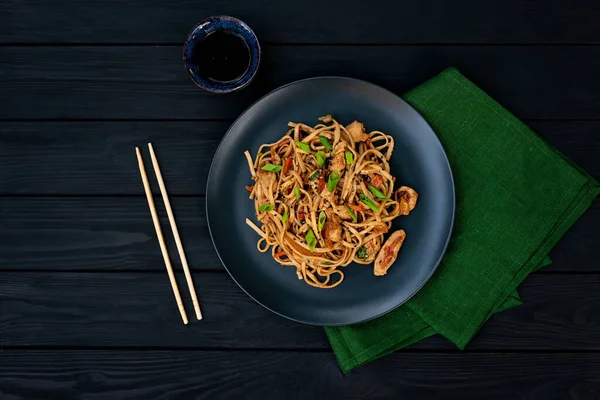 Tavuklu erişte ve ahşap kaplama teriyaki soslu Asya udonu. Çin ve Japon mutfağı.