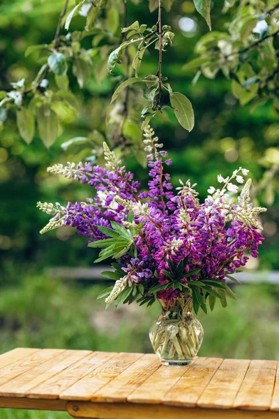 Букет Фіолетових Квітів Люпину Скляному Вазовому Столі Відкритому Повітрі Який — стокове фото