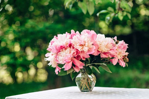 Μπουκέτο Ροζ Ρομαντικά Λουλούδια Παιώνιες Γυάλινο Βάζο Τραπέζι Στο Ύπαιθρο — Φωτογραφία Αρχείου