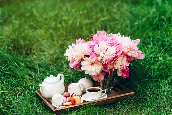 Затишний Сніданок Відкритому Повітрі Ваза Квітів Півонії Чайник Чашка Чаю — стокове фото