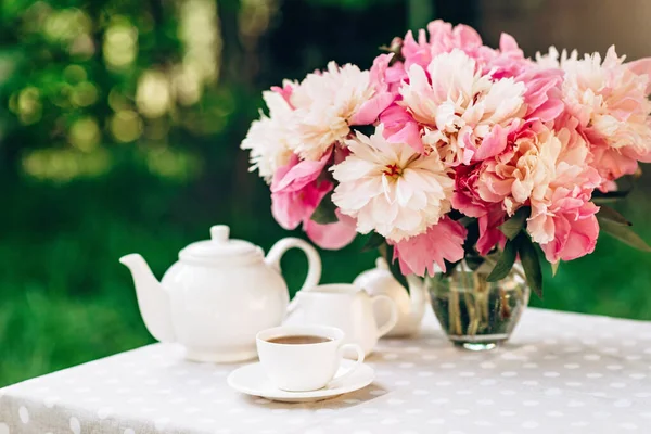 Затишний Романтичний Сніданок Під Відкритим Небом Ваза Квітів Півонії Чайник — стокове фото