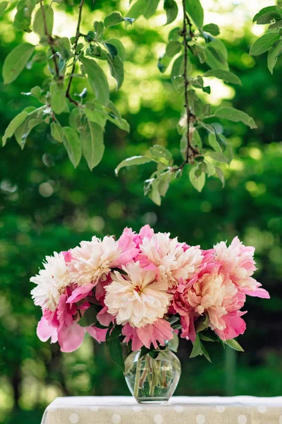 Букет Рожевих Романтичних Півоній Квітами Скляній Вазі Столі Влітку Відкритому — стокове фото
