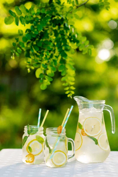 Bebida Refrescante Limonada Una Jarra Frascos Con Limones Menta Fresca —  Fotos de Stock