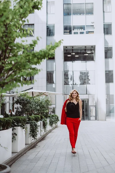 Joven Mujer Negocios Rubia Traje Rojo Está Caminando Aire Libre —  Fotos de Stock