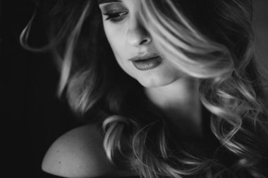 Stüdyoda seksi dolgun dudakları ve kıvrımları olan güzel romantik bir kızın portresi. Siyah beyaz fotoğraf sanatı. Yumuşak seçici odak.