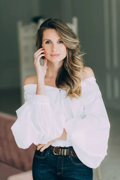 Hermosa Chica Sexy Elegante Una Blusa Blanca Con Mangas Magníficas — Foto de Stock