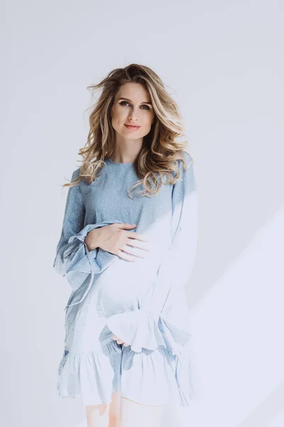 Hermosa Mujer Embarazada Con Rizos Maquillaje Vestido Azul Claro Sobre —  Fotos de Stock