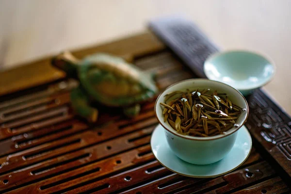 Ένα Φλιτζάνι Κινέζικο Λευκό Τσάι Μια Σανίδα Του Τσαγιού Τελετή — Φωτογραφία Αρχείου