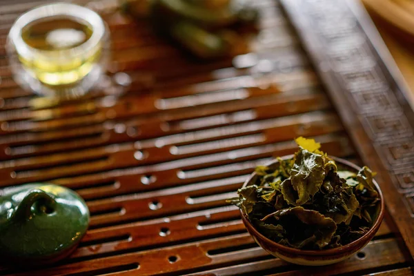 Uvařené Listy Čínského Čaje Oolong Šálku Dřevěné Desce Čaj Čaj — Stock fotografie