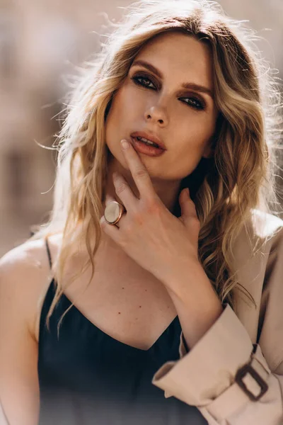 Retrato Moda Una Mujer Rubia Con Estilo Elegante Aspecto Beige — Foto de Stock