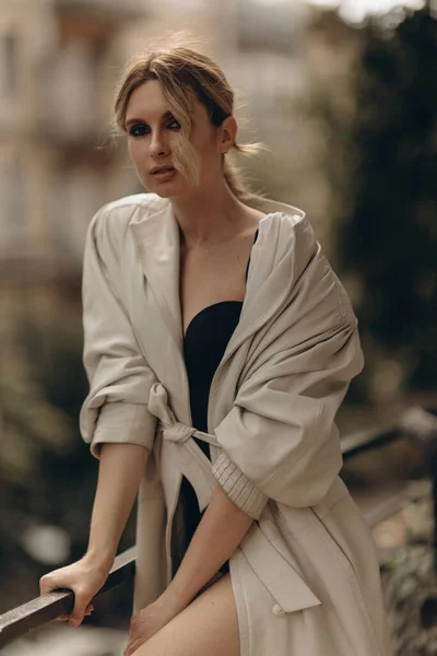Ritratto Alla Moda Una Donna Bionda Elegante Elegante Trench Pelle — Foto Stock