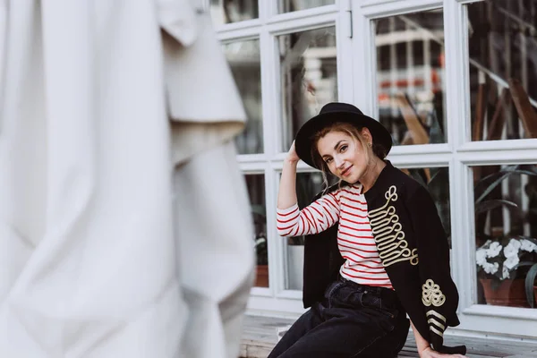 Elegante Giovane Donna Bionda Giacca Ussaro Cappello Nero Città Vicino — Foto Stock